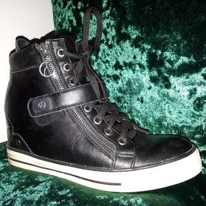 Wishbone wedge sneakers